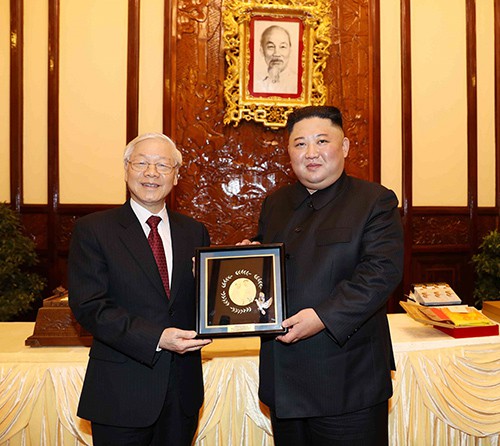 hủ tịch nước Nguyễn Phú Trọng đã trao cho ông Kim Jong-un món quà là một bức tranh phủ vàng